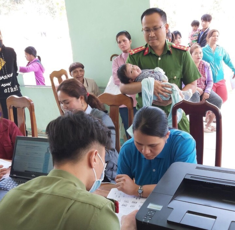 Cấp thẻ căn cước công dân: Công an bế trẻ em, đưa đón người già - 1 Cấp thẻ căn cước công dân: Công an bế trẻ em, đưa đón người già - 1