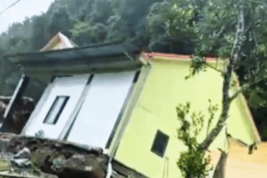 Bất lực đứng nhìn nhiều ngôi nhà bị lũ "nuốt chửng"