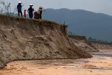 Người dân tập trung xua đuổi tàu hút cát vì lo sợ gây sạt lở bờ sông Đà