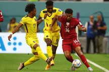 Chủ nhà Qatar đi vào lịch sử World Cup theo cách đáng quên