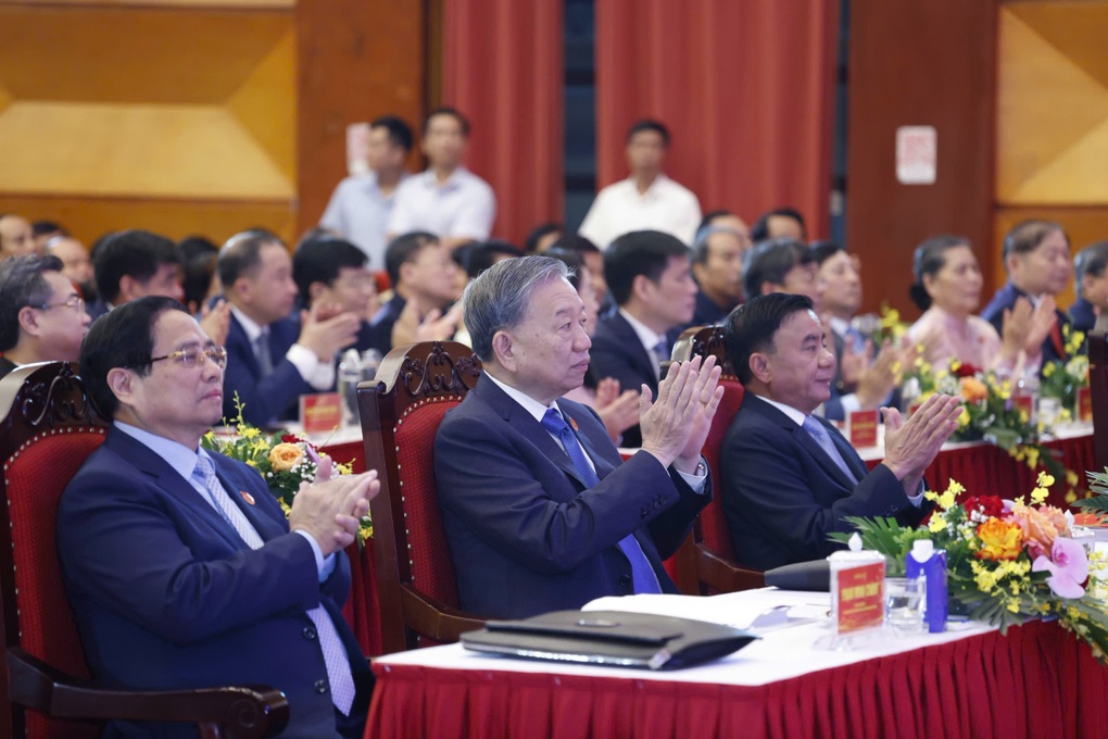 អគ្គលេខាធិការរំពឹងថា “ការប្រជុំតិច ការងារច្រើន នីតិវិធីតិច ស្នាមញញឹមកាន់តែច្រើនពីប្រជាពលរដ្ឋ”—១ Tổng Bí thư kỳ vọng “họp ít làm nhiều, ít thủ tục, nhiều nụ cười của dân” - 1