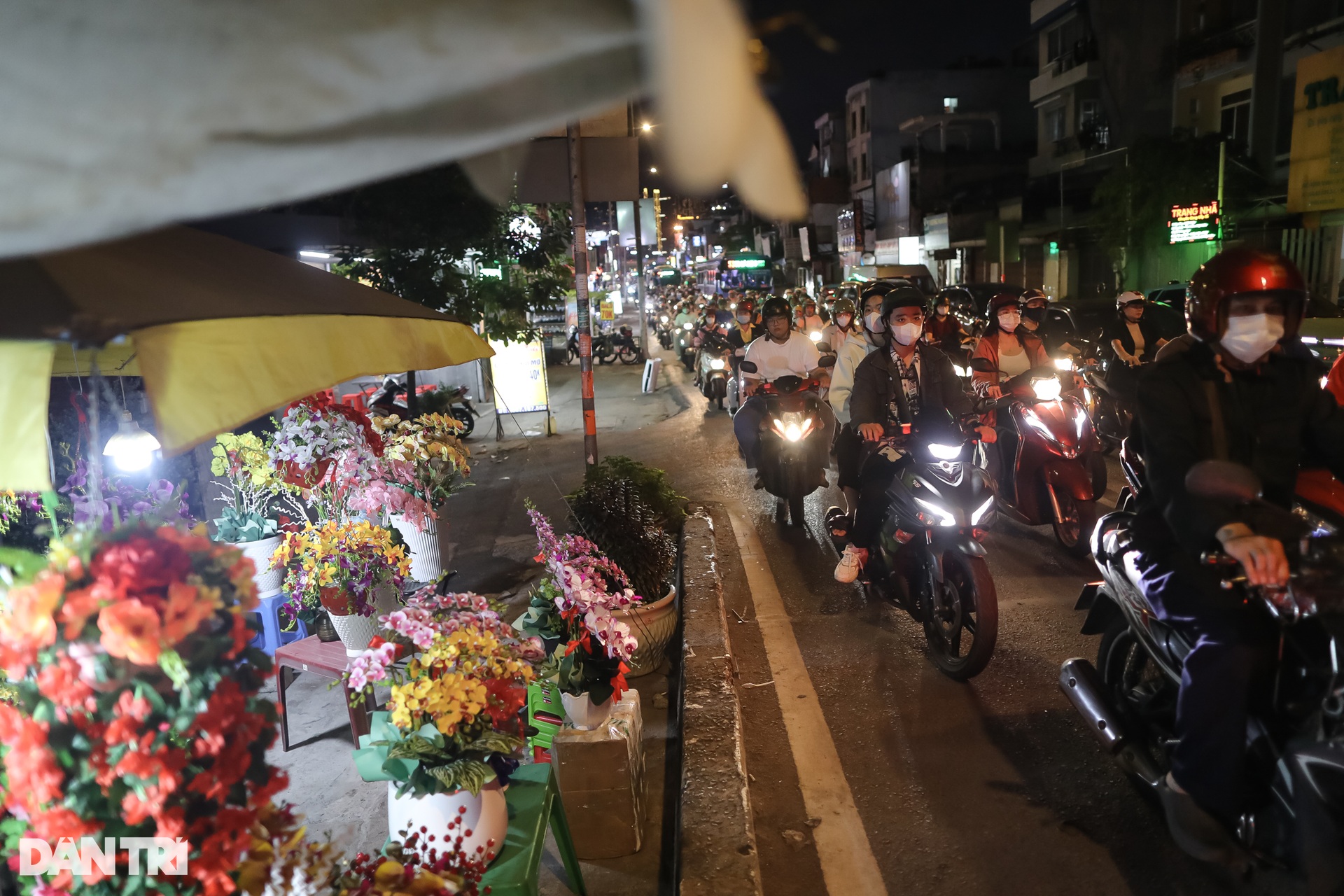 Đường phố Hà Nội, TPHCM ùn tắc cả ngày lẫn đêm dịp cận Tết Nguyên đán - 20 Đường phố Hà Nội, TPHCM ùn tắc cả ngày lẫn đêm dịp cận Tết Nguyên đán - 20