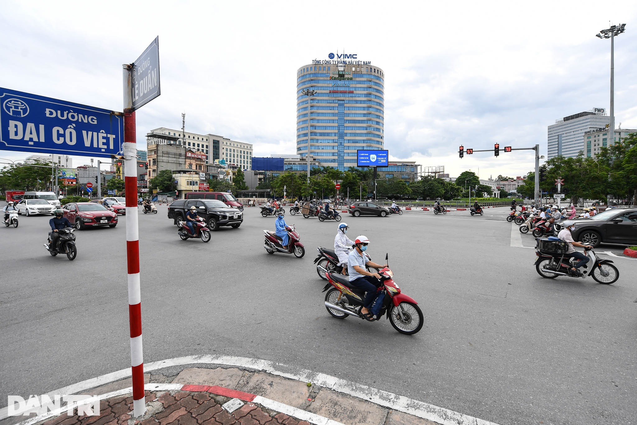 Đường phố Hà Nội bất ngờ đông đúc trở lại - 1 Đường phố Hà Nội bất ngờ đông đúc trở lại - 1