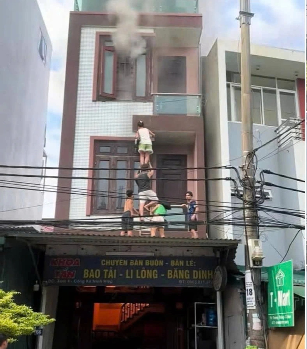 Cháy nhà 5 tầng ở Hà Nội, hàng xóm bắc thang giải cứu 4 người - 1 Cháy nhà 5 tầng ở Hà Nội, hàng xóm bắc thang giải cứu 4 người - 1