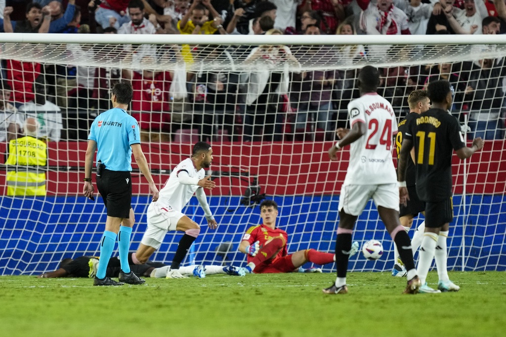 Alaba đá phản lưới nhà, Real Madrid suýt thua Sevilla - 1