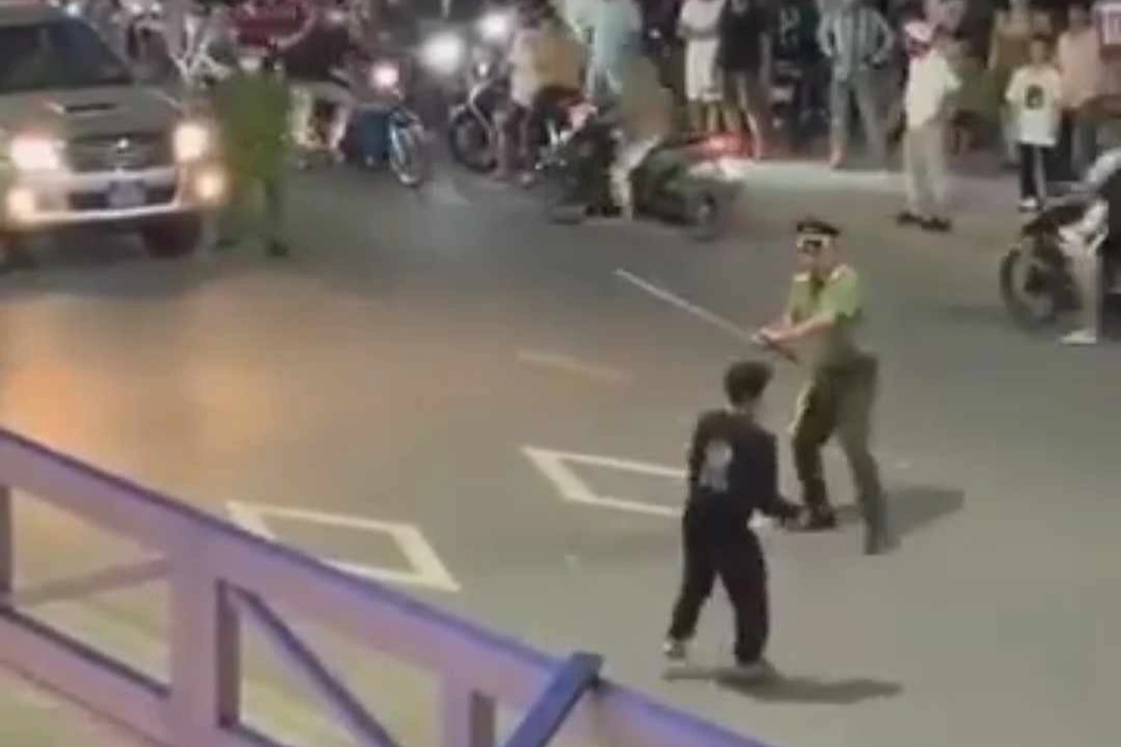 Thanh niên vung dao loạn xạ giữa phố, chém thiếu tá công an bị thương - 1 Thanh niên vung dao loạn xạ giữa phố, chém thiếu tá công an bị thương - 1