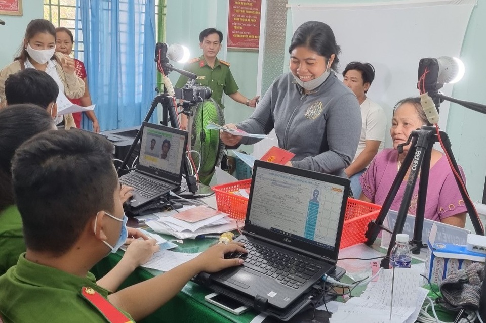Căn cước công dân gắn chip: Một tấm thẻ thay nhiều giấy tờ - 2 Căn cước công dân gắn chip: Một tấm thẻ thay nhiều giấy tờ - 2