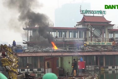 Hà Nội: Cận cảnh tháo dỡ bãi tàu thuyền còn sót lại ở hồ Tây
