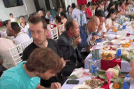 Đạp xe ở Lào Cai, hai khách Tây được gia chủ mời vào ăn tiệc hỏi cưới