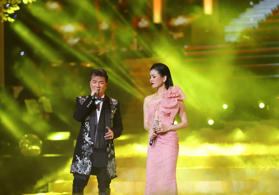 Hồ Quỳnh Hương biểu diễn trên sân khấu gây bất ngờ với khán giả Thủ đô - 7