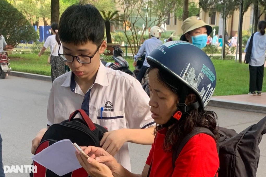 Thi lớp 10 chuyên Sư phạm, phụ huynh bỏ xe chạy theo con vào phòng thi - 1 Thi lớp 10 chuyên Sư phạm, phụ huynh bỏ xe chạy theo con vào phòng thi - 1