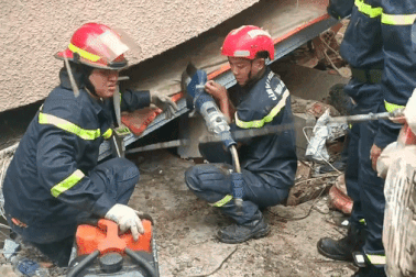 Sập nhà 4 tầng ở TPHCM, cảnh sát giải cứu người mắc kẹt