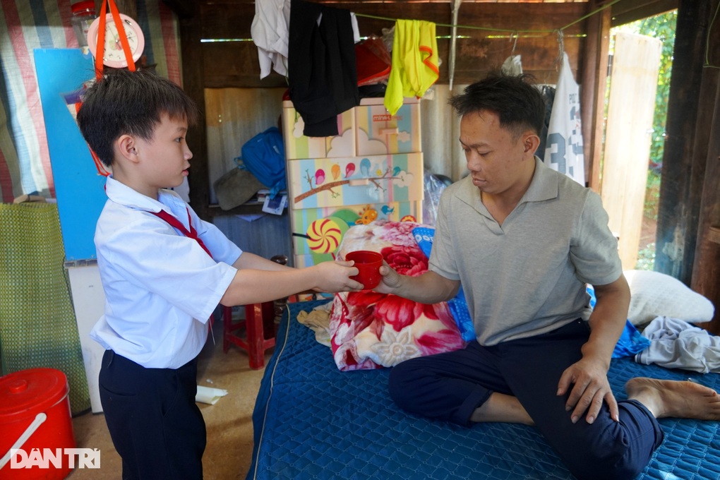 Bố suy thận, mẹ bỏ đi, cậu học trò nghèo sống lay lắt - 5 Bố suy thận, mẹ bỏ đi, cậu học trò nghèo sống lay lắt - 5
