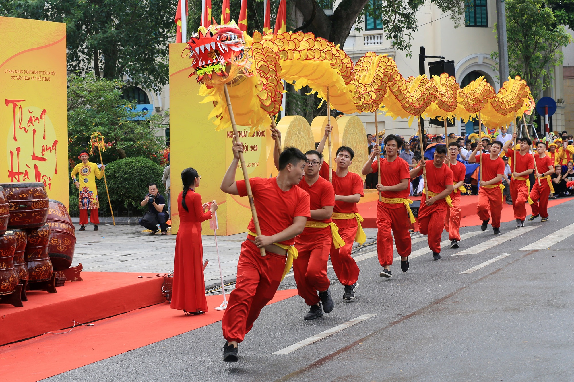 Cảnh múa rồng dưới mưa tại hồ Hoàn Kiếm - 3