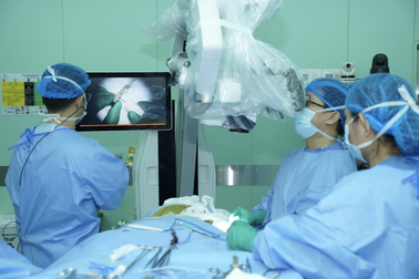 Ca phẫu thuật "lần đầu tiên" ở Việt Nam cứu chàng trai 17 tuổi