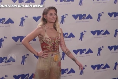 Paris Jackson diện váy gợi cảm