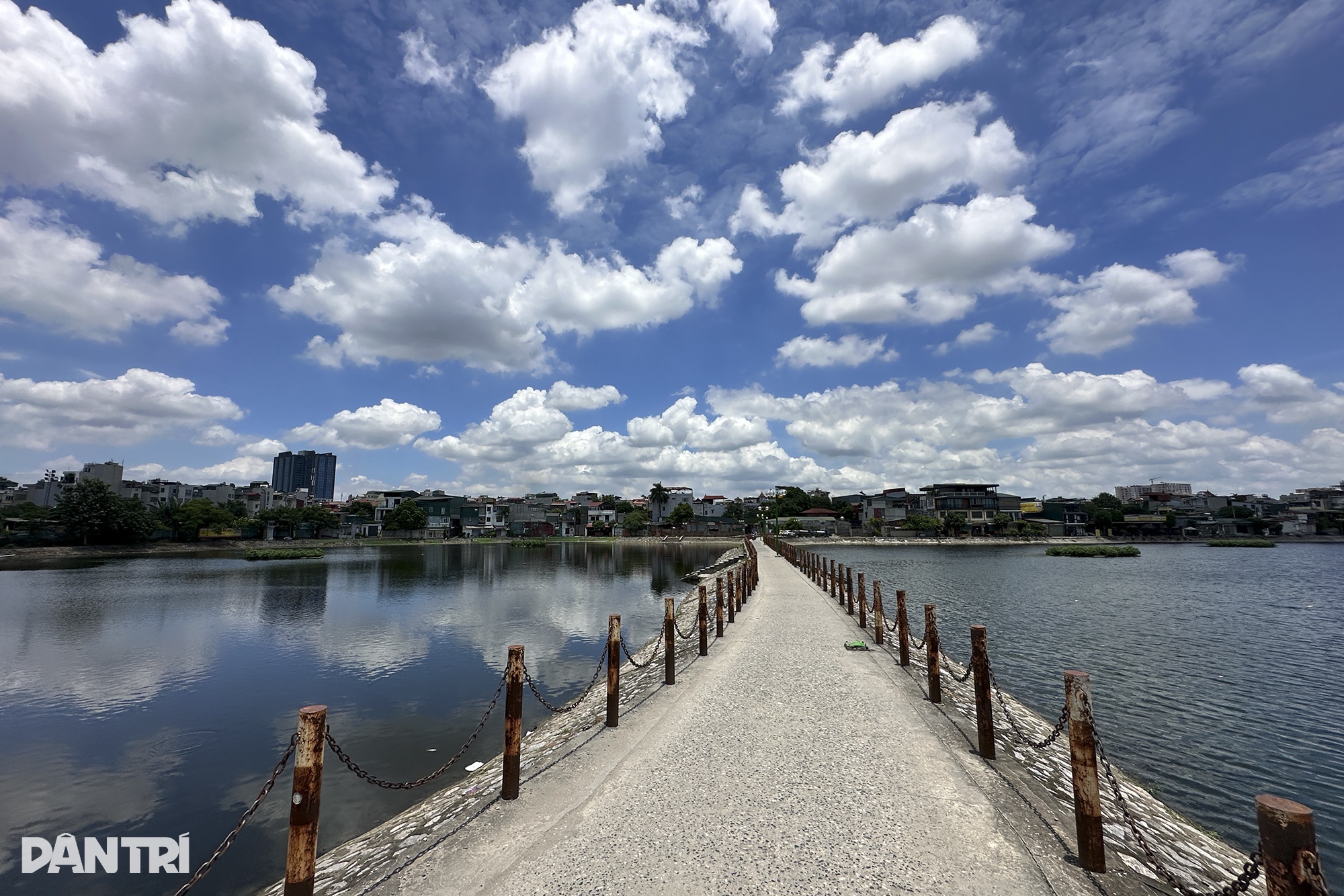 View - Mùa thu Hà Nội trong nắng vàng rực rỡ | Báo Dân trí