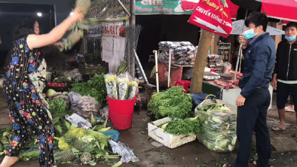 Khởi tố hai phụ nữ chửi mắng, hành hung cán bộ trật tự đô thị - 2 Khởi tố hai phụ nữ chửi mắng, hành hung cán bộ trật tự đô thị - 2