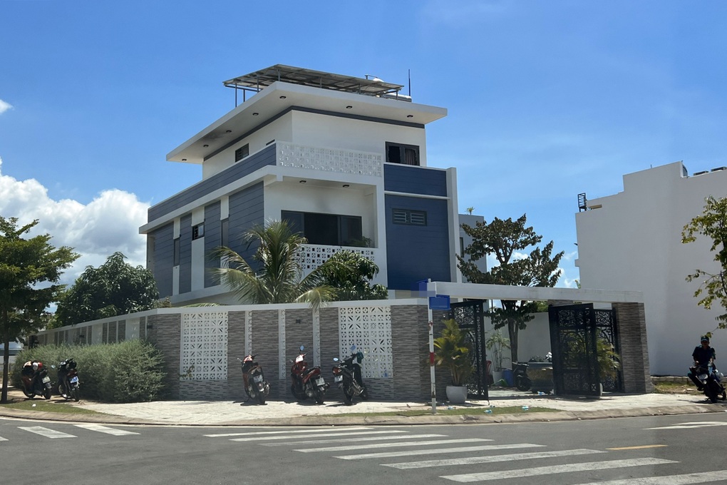 Người đàn ông nằm gục cạnh khẩu súng trong căn biệt thự cháy đã tử vong - 1 Người đàn ông nằm gục cạnh khẩu súng trong căn biệt thự cháy đã tử vong - 1