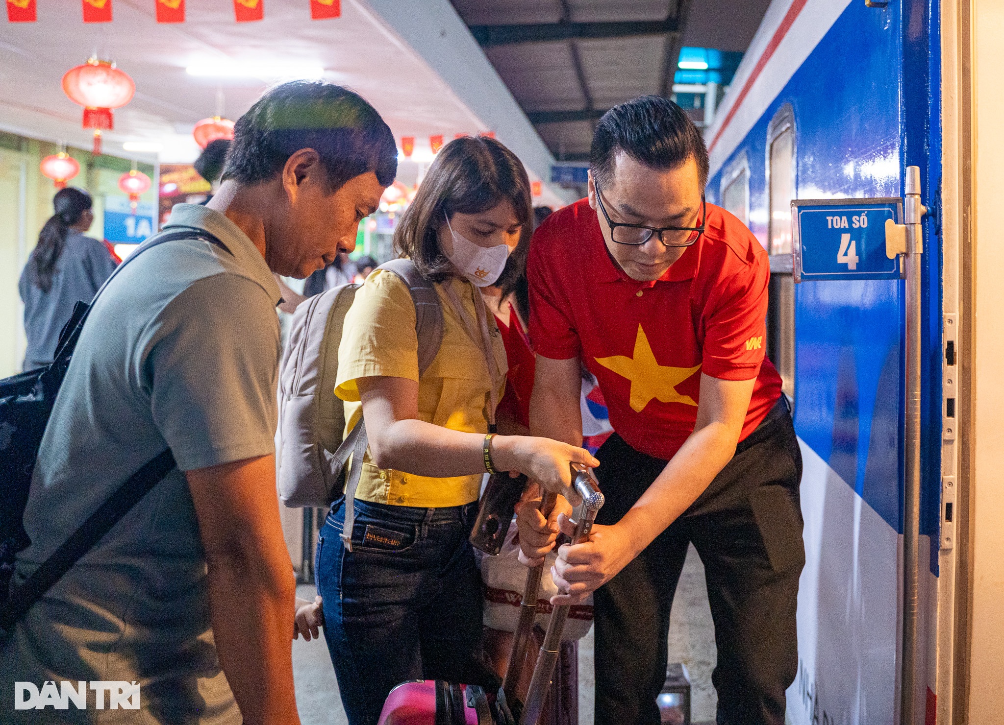 Đoàn tàu Thống nhất 50 năm non sông nối liền một dải rời ga Hà Nội - 10 Đoàn tàu Thống nhất 50 năm non sông nối liền một dải rời ga Hà Nội - 10