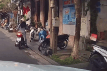 Cô gái không gạt chân chống, xe máy đổ kềnh "ăn vạ" ô tô