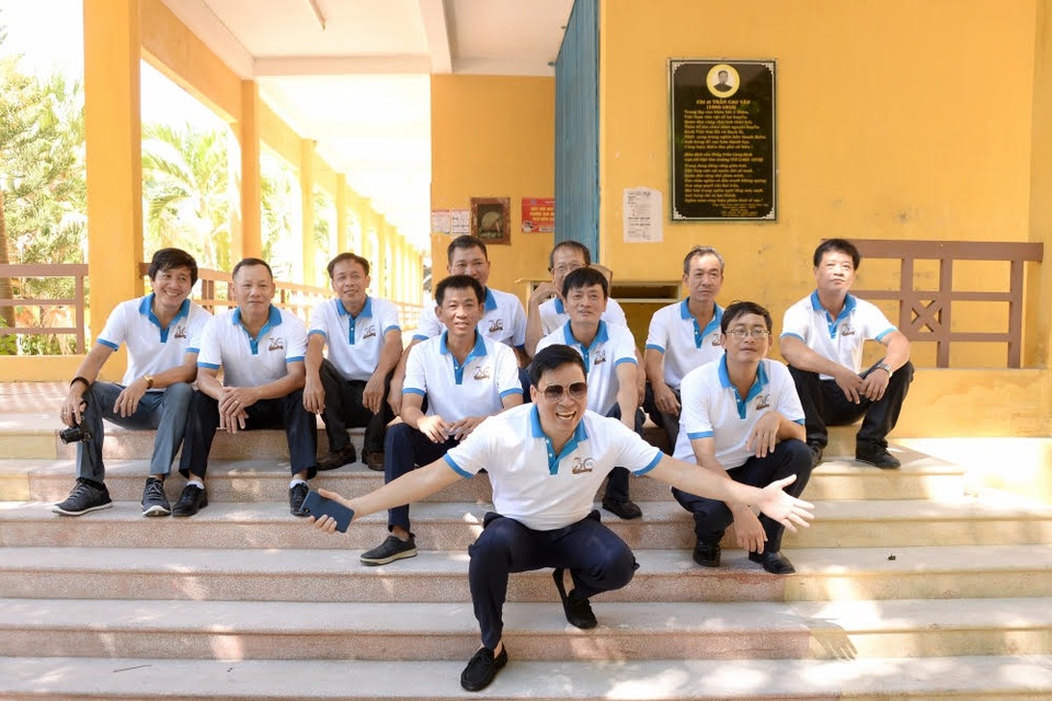 Michael Lang xúc động gặp lại thầy cô sau 30 năm ra trường - 2 Michael Lang xúc động gặp lại thầy cô sau 30 năm ra trường - 2