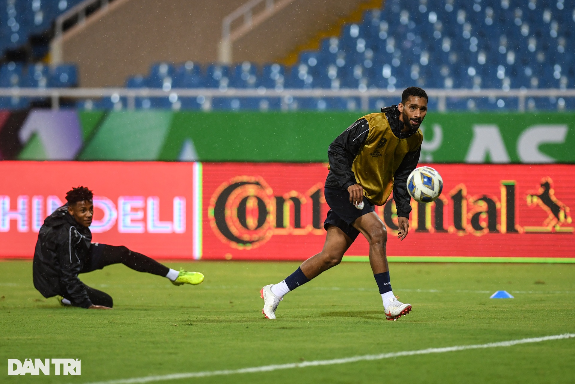 Cầu thủ Oman phô diễn kỹ thuật trong buổi luyện công dưới mưa tại Mỹ Đình - 9