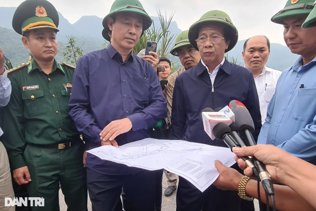 Phó Thủ tướng Lê Văn Thành kiểm tra tuyến đường bị dịch chuyển 6m - 1 Phó Thủ tướng Lê Văn Thành kiểm tra tuyến đường bị dịch chuyển 6m - 1