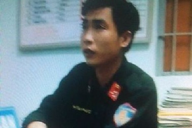 Giả cảnh sát cơ động kiểm tra giấy tờ người đi đường lúc rạng sáng