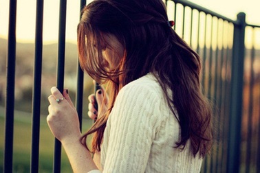 Chê vợ không biết ghen, trưởng phòng cặp kè cô nhân viên tập sự