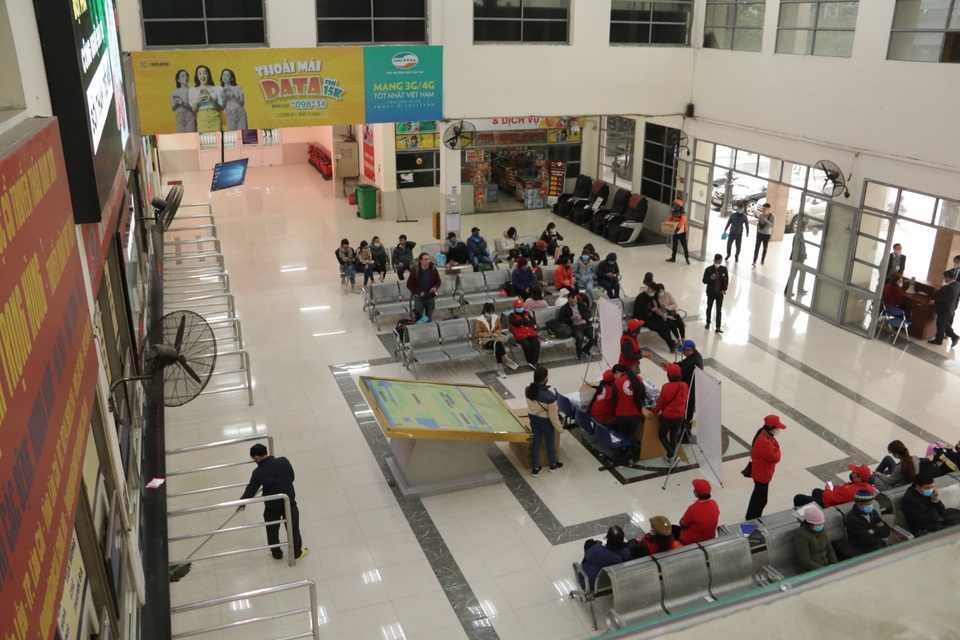 Tình cảnh vài ba khách giữa hàng trăm ghế trống tại các bến xe Hà Nội - 10 Tình cảnh vài ba khách giữa hàng trăm ghế trống tại các bến xe Hà Nội - 10