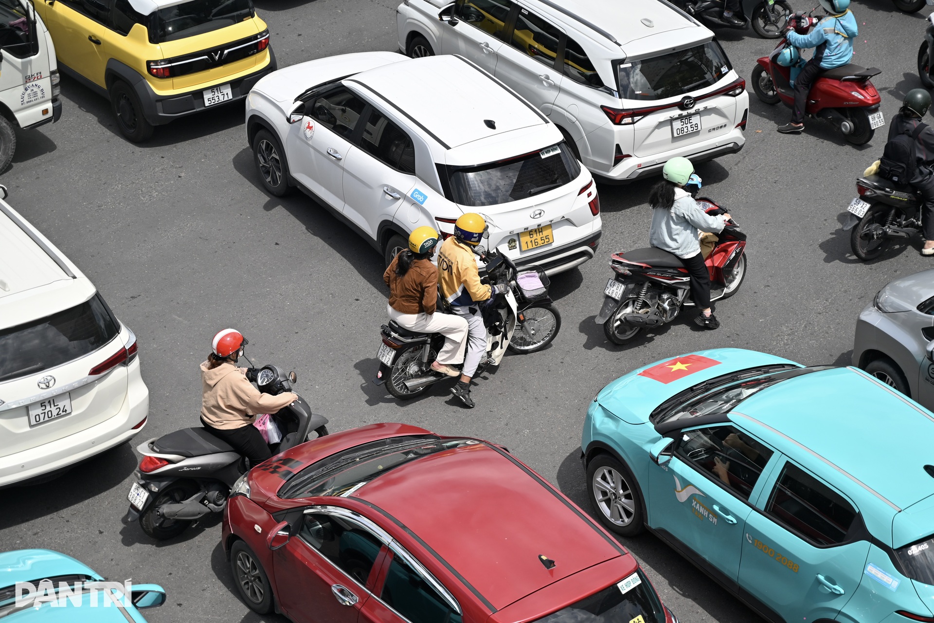 Giao thông ùn ứ từ sáng đến chiều trên đại lộ ở TPHCM - 7 Giao thông ùn ứ từ sáng đến chiều trên đại lộ ở TPHCM - 7