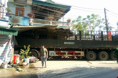 Xe tải đâm vào nhà dân, 2 mẹ con chết thảm