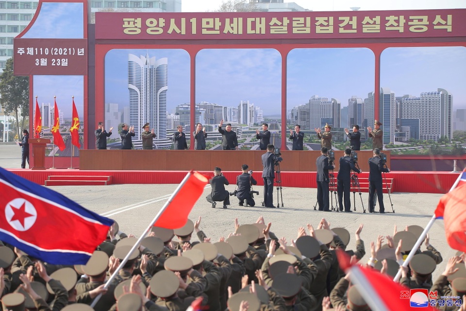 Ông Kim Jong-un khởi công dự án 10.000 căn hộ cho dân - 4 Ông Kim Jong-un khởi công dự án 10.000 căn hộ cho dân - 4