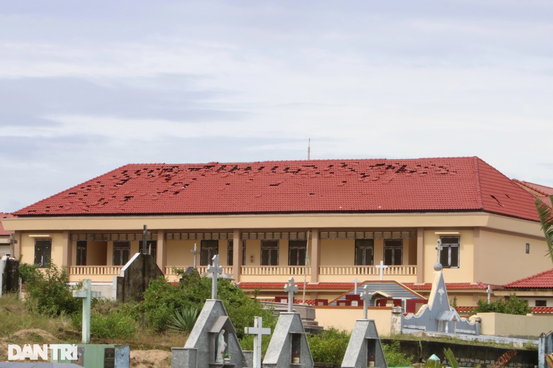 Người dân thất thần nhìn tài sản bị bão cuốn bay - 8 Người dân thất thần nhìn tài sản bị bão cuốn bay - 8