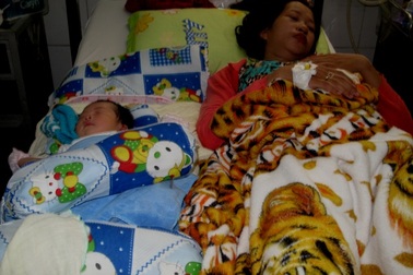 Giờ phút nghẹt thở giành lại cháu bé 13 ngày tuổi suýt bị dìm vào lu nước