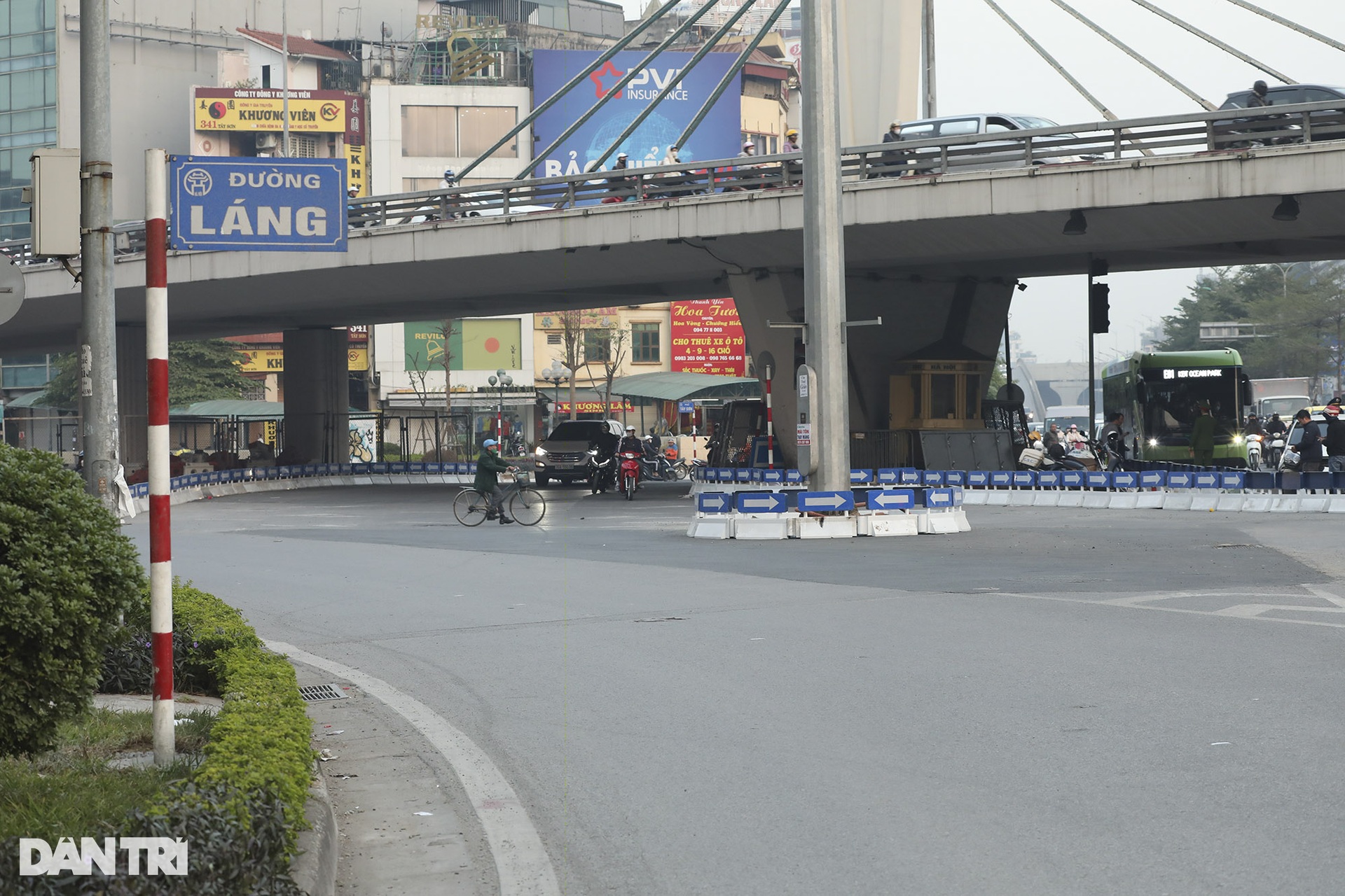 Ngã Tư Sở thông suốt giờ cao điểm sau khi phân luồng lại - 3 Ngã Tư Sở thông suốt giờ cao điểm sau khi phân luồng lại - 3
