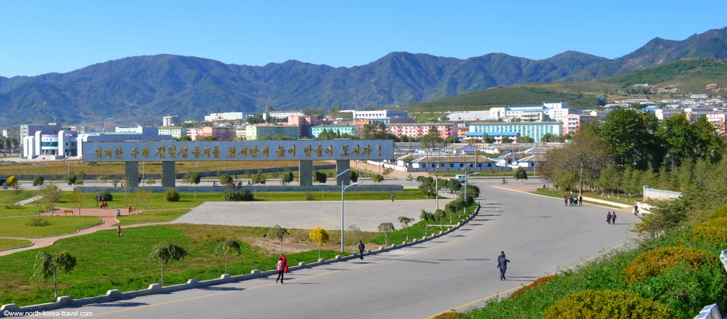 Du lịch Triều Tiên có gì lạ: Cho khách xem nhà máy sản xuất, ngân hàng - 1 Du lịch Triều Tiên có gì lạ: Cho khách xem nhà máy sản xuất, ngân hàng - 1
