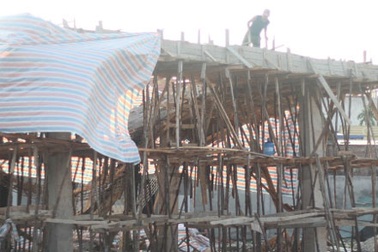 Sập mái bê tông công trình cây xăng, 3 người nhập viện