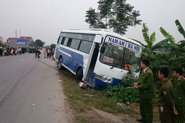 Xe khách mất lái tông chết 2 mẹ con