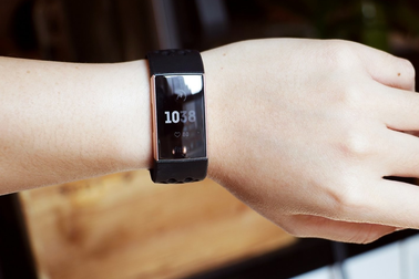 Cô gái xinh đẹp phát hiện bạn trai ngoại tình nhờ vòng đeo tay thông minh