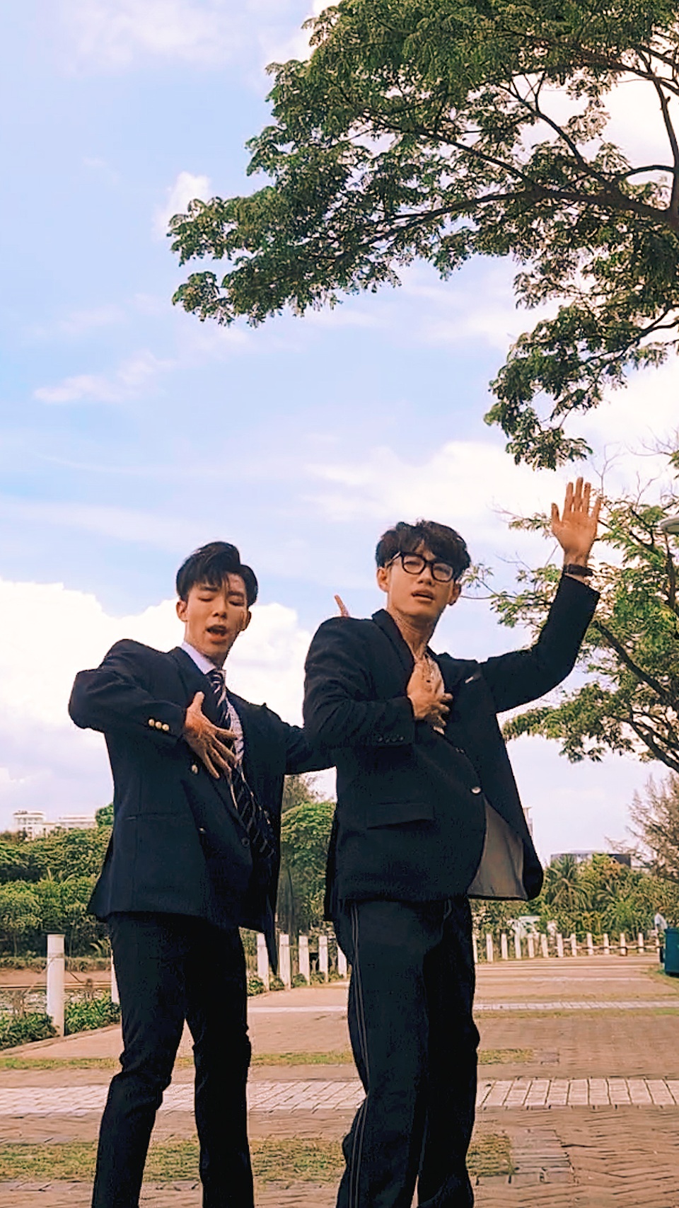 Sau “Vũ điệu rửa tay” nổi tiếng toàn cầu, Quang Đăng lại “gây sốt” - 2 Sau “Vũ điệu rửa tay” nổi tiếng toàn cầu, Quang Đăng lại “gây sốt” - 2