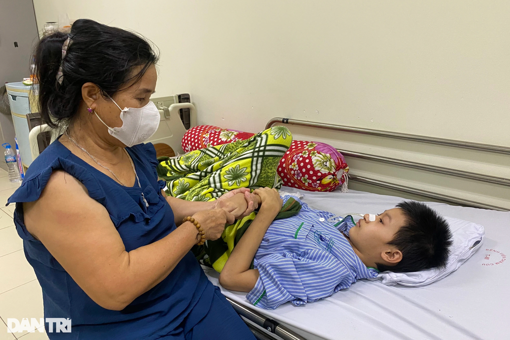 Bà nội xin đưa cháu mồ côi bố rời viện vì không có tiền - 4 Bà nội xin đưa cháu mồ côi bố rời viện vì không có tiền - 4