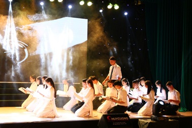 Rộn ràng tiếng hát sinh viên sư phạm Huế mừng ngày Nhà giáo