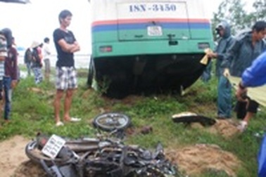 Xe khách tông xe máy, 2 người thương vong
