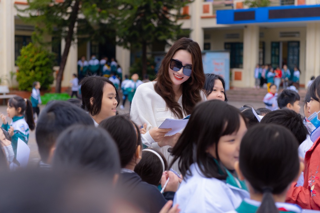 Người đẹp thời trang khoe dáng thon với đầm dạ hội và trang phục thanh lịch - 9 Người đẹp thời trang khoe dáng thon với đầm dạ hội và trang phục thanh lịch - 9