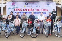 Ấm áp hơn 200 suất quà, xe đạp giúp học sinh miền núi đến trường