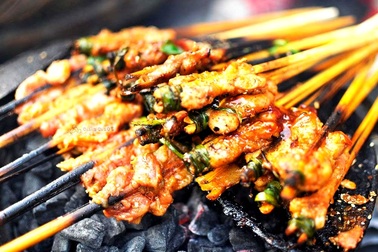 Hấp dẫn những món ăn đường phố về đêm ở Hội An