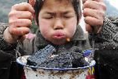 Trẻ em Trung Quốc xách bếp củi đi học