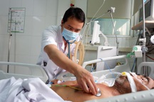 Chủ quan với vết xước nhỏ người đàn ông hoại tử chân, phải thở máy